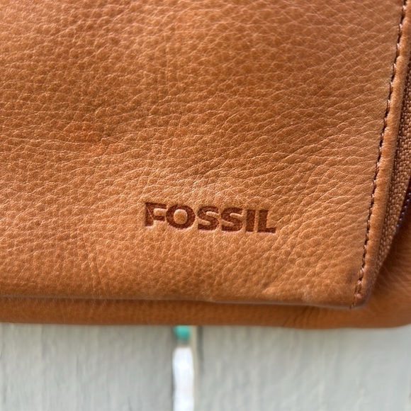 Fossil Leather Crossbody bag with Compartment for ID and Cards - Picture 5 of 7